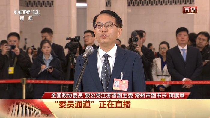 委员通道丨蒋鹏举谈“苏超”圈粉密码：对球迷、网友的奇思妙想，各地尽力做到“秒回”|江苏省城市足球联赛|江苏足球联赛|比赛|赛事|文化_新浪体育_新浪新闻