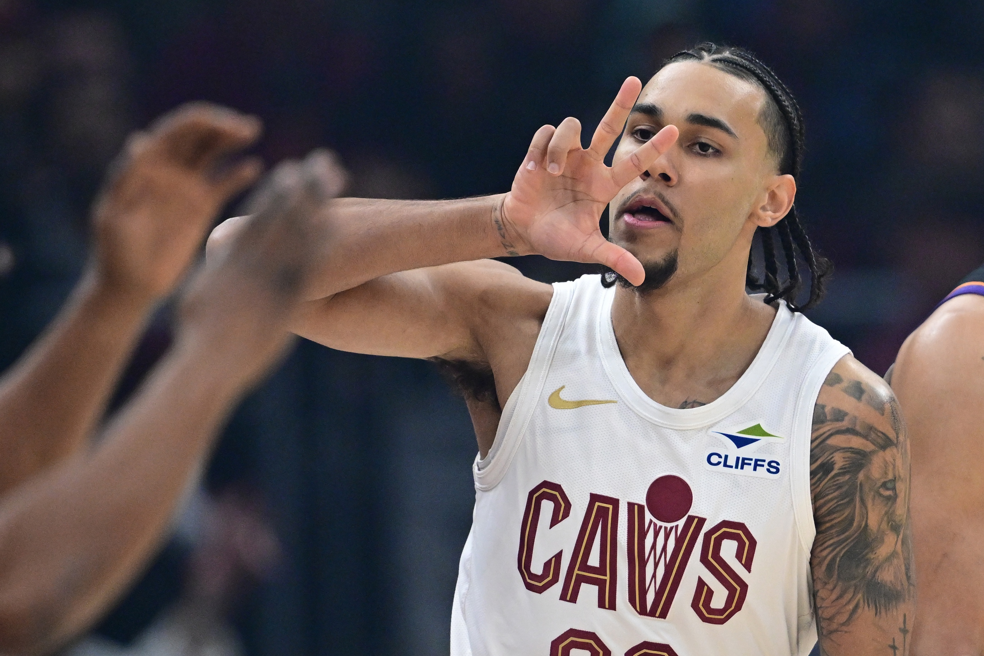 开云体育-解说:泰森一点也不贪功 当诱饵吸引防守助攻莫布里 完成制胜一击