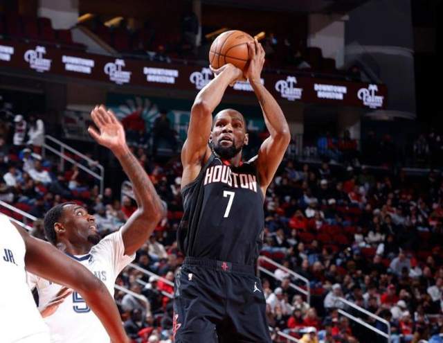 两连胜!杜兰特33+8,申京33+9,五锋成逆转关键,乌度卡研究成功