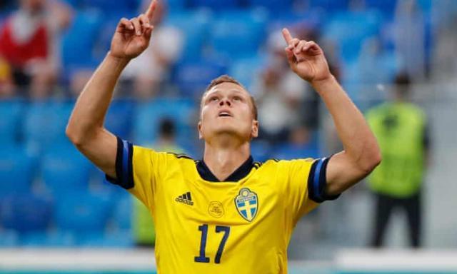 开云App-国旗太像的缘故?乌克兰瑞典两国球迷友谊地久天长