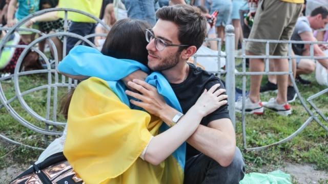 开云App-国旗太像的缘故?乌克兰瑞典两国球迷友谊地久天长