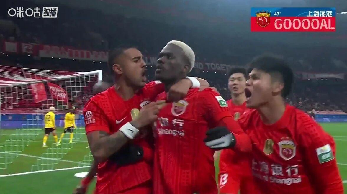 开云平台-下半场连轰4球！卫冕冠军4-1夺赛季首胜，西海岸2战丢6球遭连败